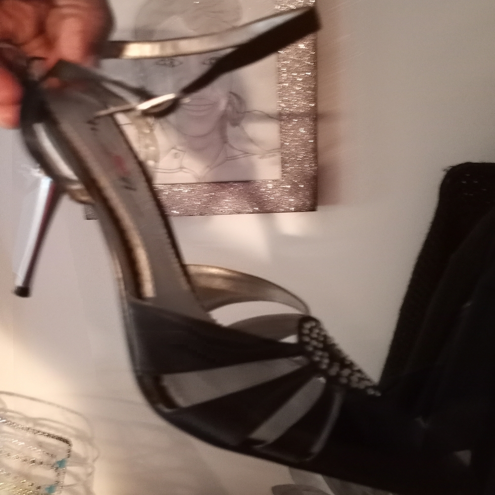 Shoe - Picture 2 of 6